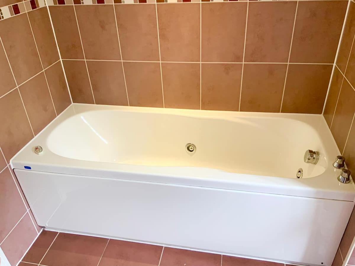 Luxurious Executive 4 Bedroom Whole Home | For 10 Hensol Zewnętrze zdjęcie